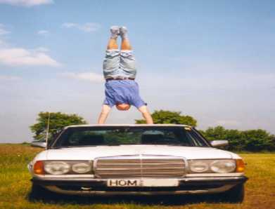 Handstand auf unserem alten Auto.